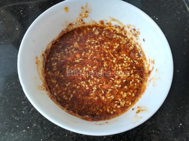 把油舀一勺倒入碗里，观察辣椒粉颜色变化并搅拌均匀，注意油温 ，如温度过高的话容易把辣椒粉烧黑，就不要倒那么多下去，待辣椒香味出来后继续倒入剩余的油（此时油温已经稍微下降，可放心倒入）。最后加入适量味极鲜和少许麻油（可用筷子沾点酱汁尝一尝，视咸味决定是否还需再加味极鲜）。