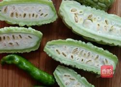 家常辣椒炒苦瓜的做法图解1