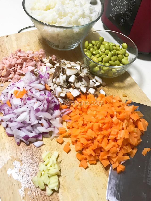 米饭刨松，毛豆提前煮熟剥开取豆子，蒜，胡萝卜，洋葱、香菇，培根切丁备用