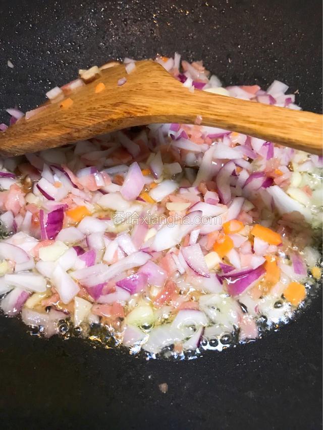 加入洋葱断生入香味