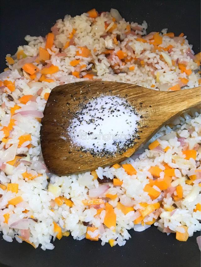 调入适量盐、糖、黑胡椒粉关火