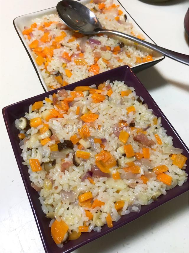 炒好的米饭，盛入焗碗中，用汤勺铺平压实