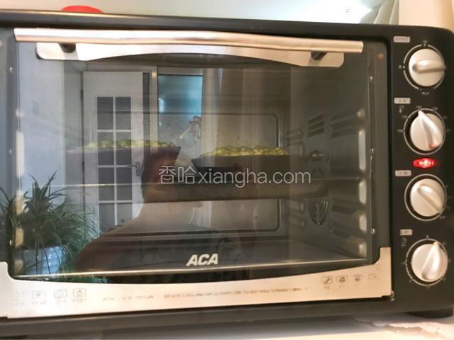 烤箱预热10分钟，180度，中层上下火烤20分钟