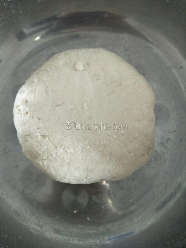 和成面团三种颜色的面团放温暖处发酵至原来的两倍大即可