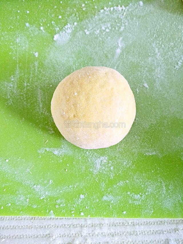 取1块南瓜面团揉成圆
