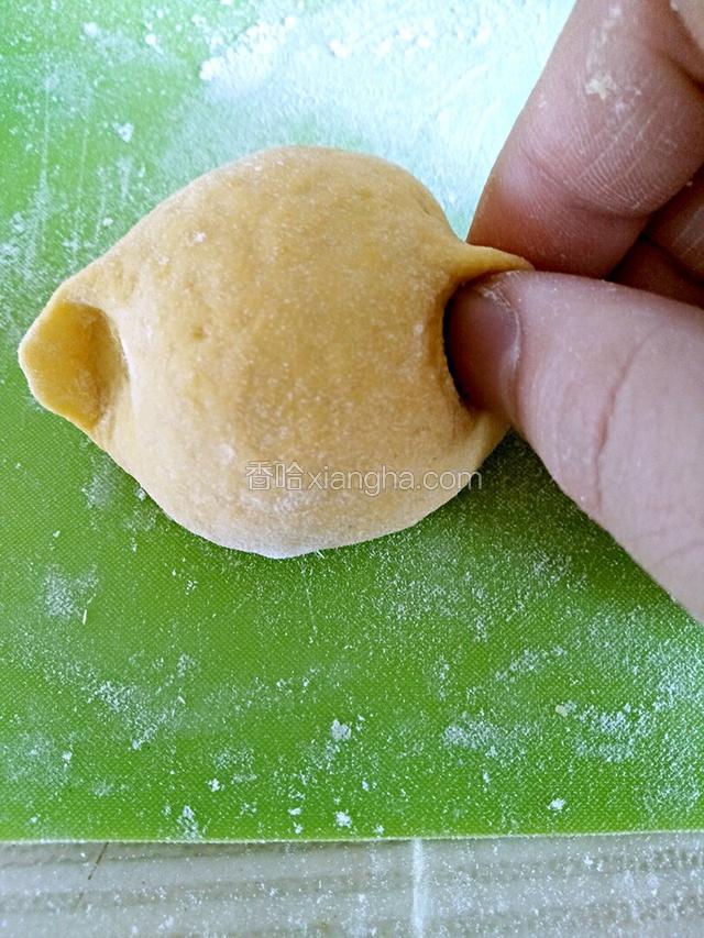 用大拇指按出耳朵的形状
