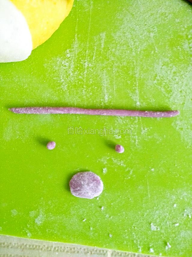 再用紫色面团做出眼睛，嘴巴和猴子的紧箍咒