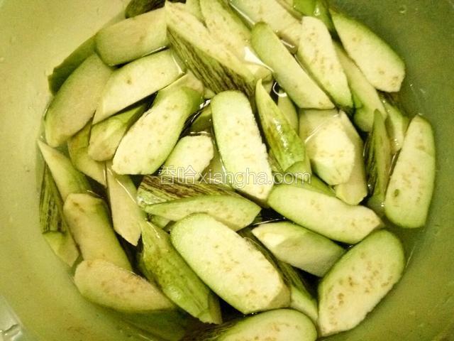 花茄子切块、用清水浸泡5分钟、（花茄子有苦涩味、必须要用水浸泡过）
