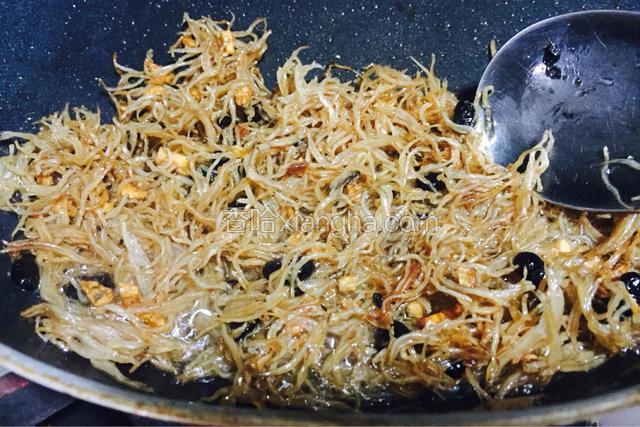 炒至银鱼金黄香酥即可