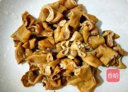 肥肠炒洋葱的做法图解1