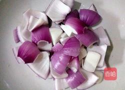 肥肠炒洋葱的做法图解2