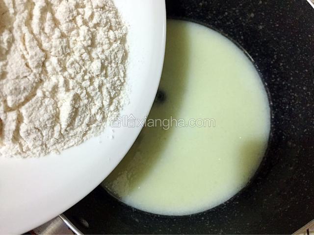倒入筛好的低筋面粉