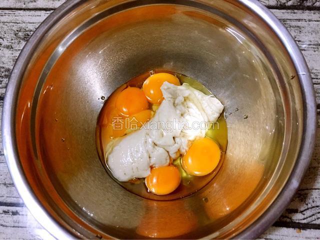 把烫面团放入蛋黄中