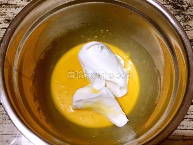 把三分之一的蛋白放入蛋黄中，翻拌均匀