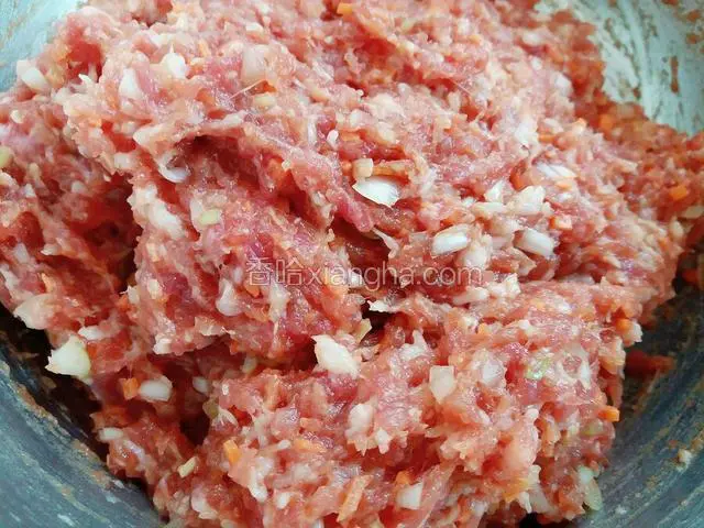 把所有辅料放入肉馅里 搅至粘稠