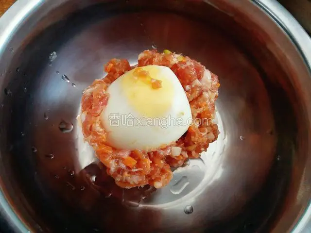 鸡蛋裹上肉馅