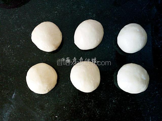 取出面团折叠按压排气，称重并分割成6个50g左右面团。滚圆盖保鲜膜松弛15分钟。