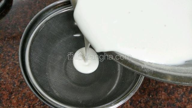把混合好的液体用筛子过筛(目的是为了口感细腻)