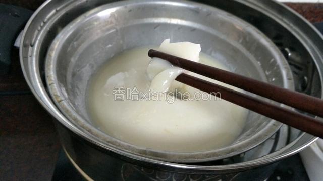 盖上保鲜膜隔水蒸熟大概9分钟左右，如图的样子就表示好了