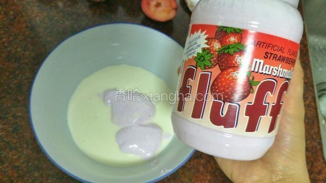 冷藏的时间就来打发奶油，奶油记得要冷藏12个小时以上，加入25克的Fluff棉花糖可以让奶油容易打发和不容易融化(如果有加fluff棉花糖不需要再加糖了当然如果喜欢甜的也可以再加8克的糖)