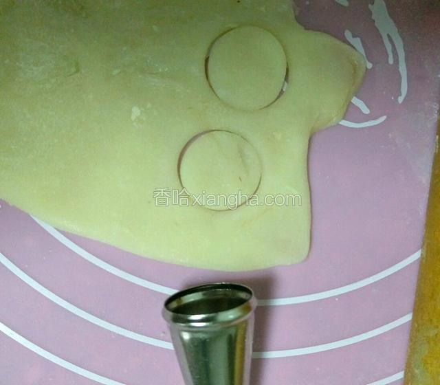 把三份小面团分别撒上熟糯米粉，擀成圆形用大的裱花嘴在白色面团印出大圆就变成了小青蛙的眼睛，用小一号的裱花嘴底部在可可粉面团印出小圆就变成了小青蛙的眼珠子了用边角料戳成v字形就变成了小青蛙的嘴巴了。用小号裱花嘴底部在草莓粉面团印出小圆就变成了小青蛙的腮红了