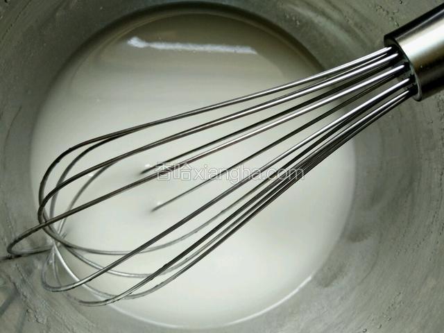 搅拌至乳化，完全看不到油星。