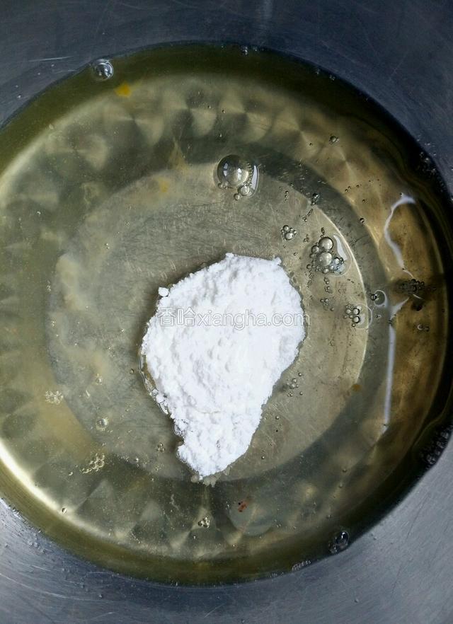 蛋清中加入白醋、三分之一糖粉电动打蛋器打发。