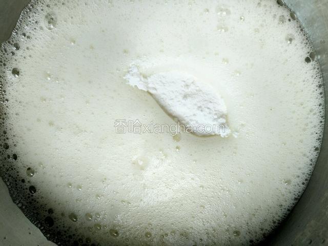打至粗泡沫时再加入三分之一糖粉继续打发。
