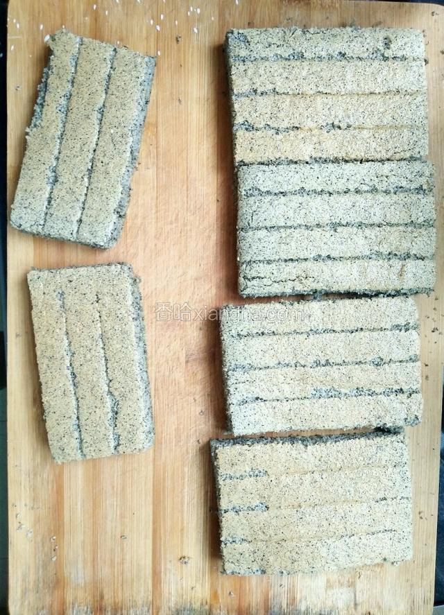 烤好的蛋糕倒扣在晾网上，趁热撕掉油布，放凉后切成同等大小的片。