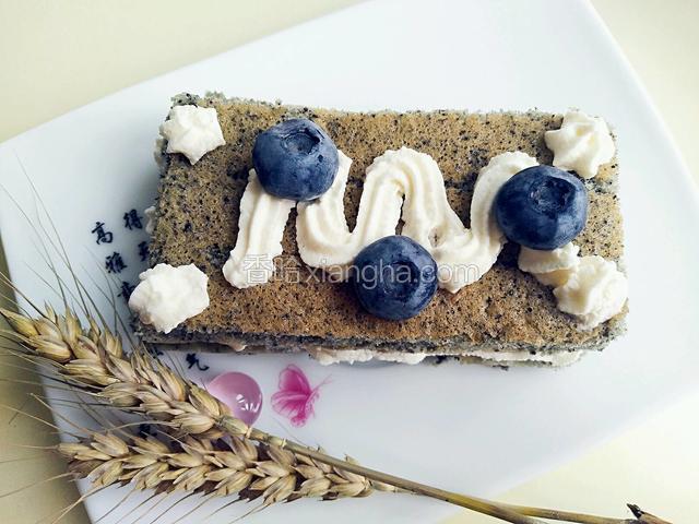 四边对齐放上第二块蛋糕，在蛋糕表面随意挤些奶油、放些水果作为装饰，好吃的黑米奶油蛋糕就完成了。