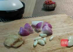 最简单的步骤做一道最鲜美的老干妈鱼头煲(附去腥妙招)的做法图解3