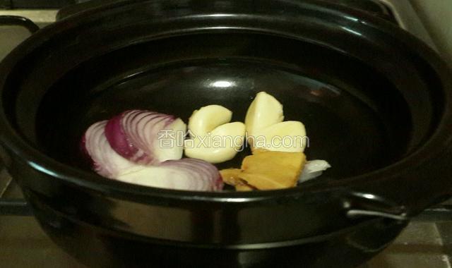 沙煲烧热入油烧热下入洋葱，蒜和姜煸香