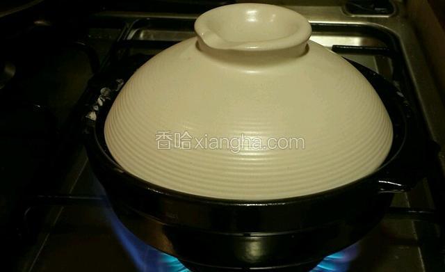 放入鱼头大火烧开加盖小火焗10-15分钟左右即可。