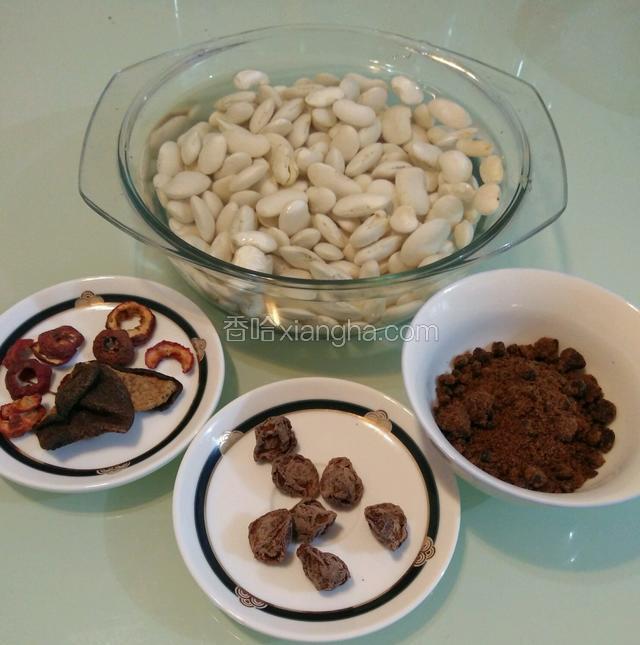 将芸豆用水浸泡10小时左右，至体积胀大、表面光滑即可。