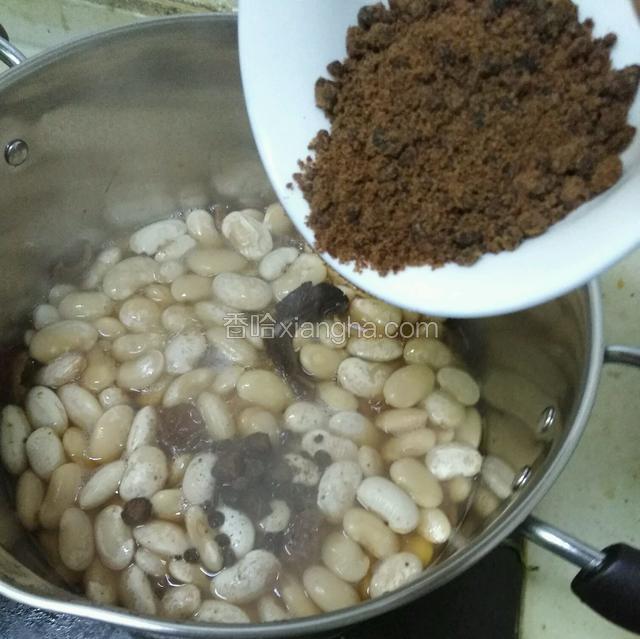焖煮40分钟后，倒入红糖拌匀。