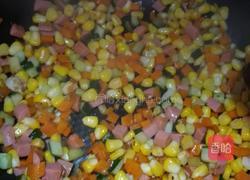 火腿胡萝卜什锦丁炒玉米的做法图解4