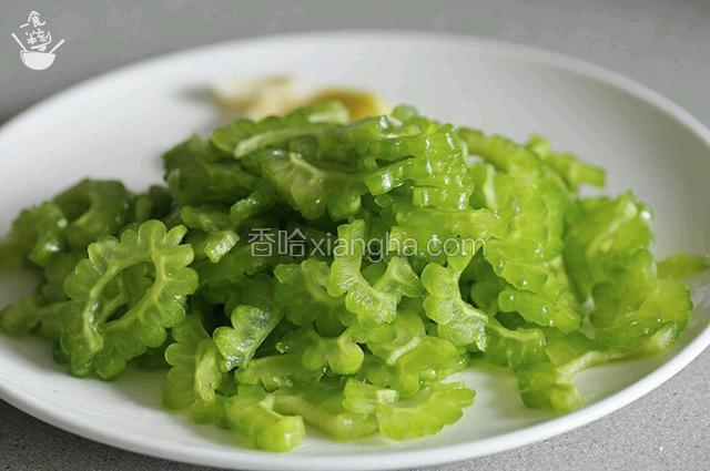 这时，把苦瓜出水挤干，备用