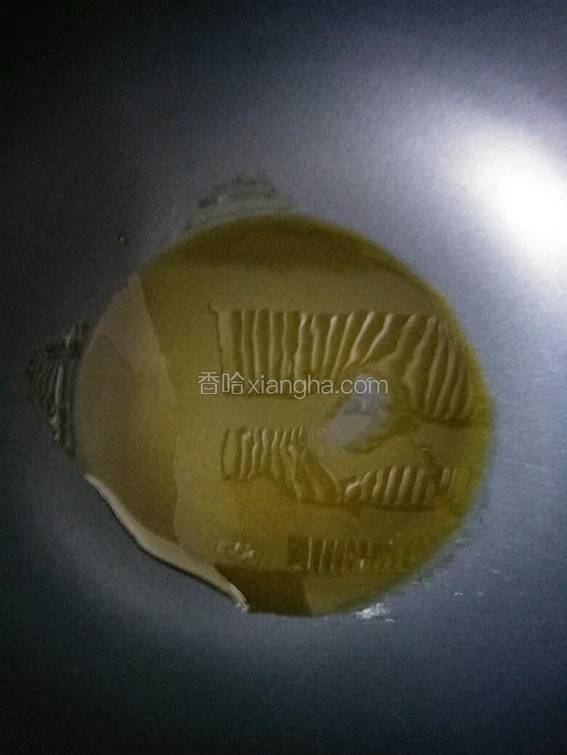 锅中倒油烧热