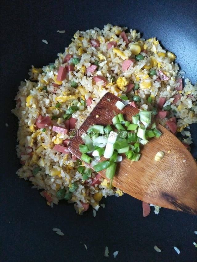 加适量盐，鸡精，葱花翻炒均匀即可
