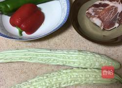苦瓜炒肉的做法图解1