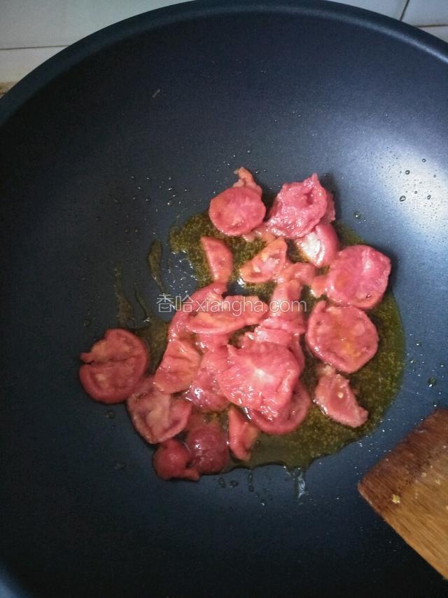 倒入番茄翻炒