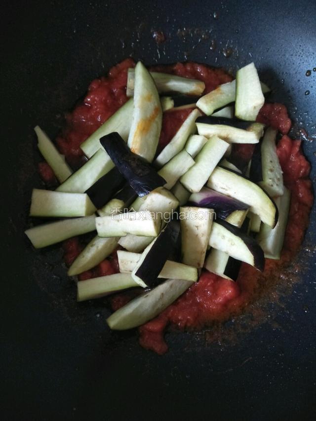 炒出汁倒入茄子继续翻炒
