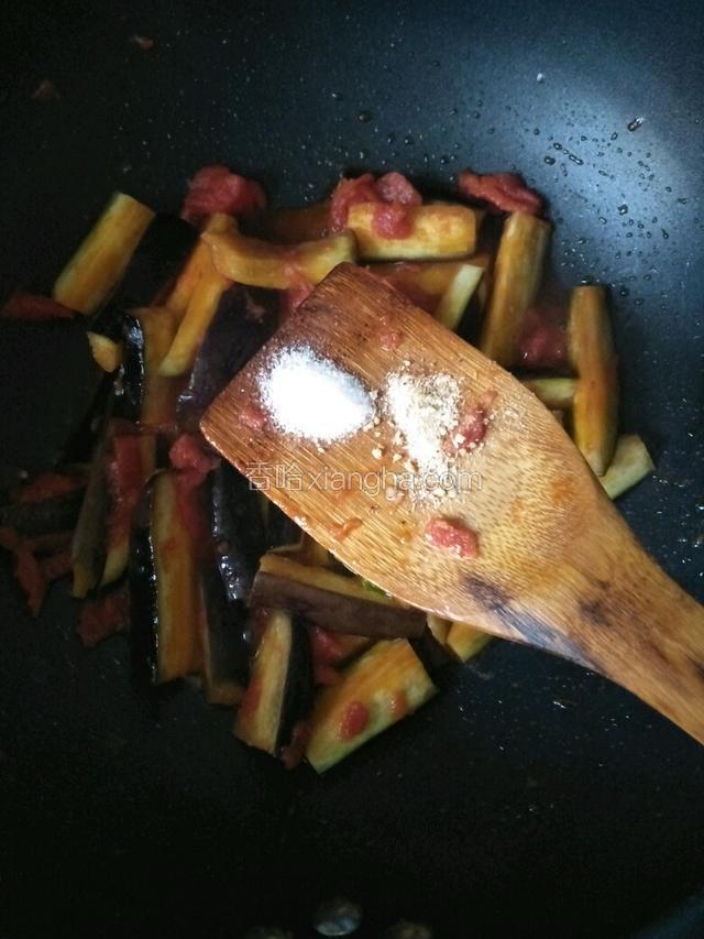 茄子炒软后加盐，虾粉翻炒