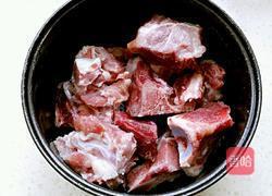 冬瓜猪骨汤的做法图解1