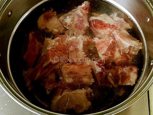 放入锅中，加水，水量要没过骨头，放适量料酒