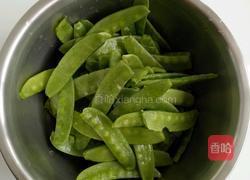 腊肠炒荷兰豆的做法图解1