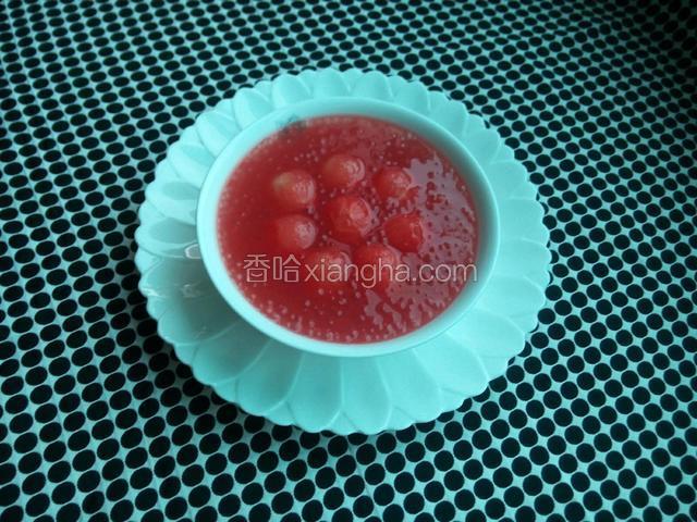 然后放进西瓜球。（也可以加上别的水果，）