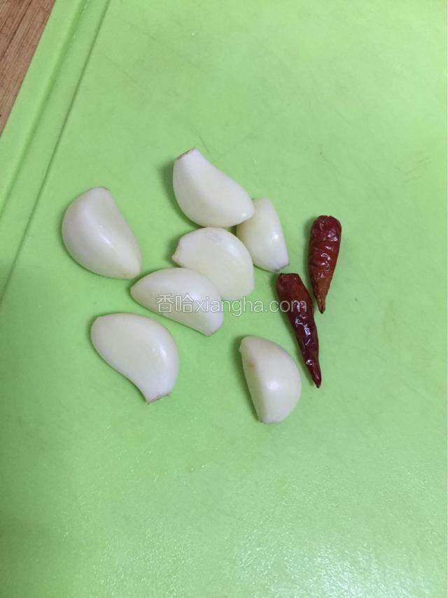 准备蒜和干辣椒 不喜欢辣可以不放