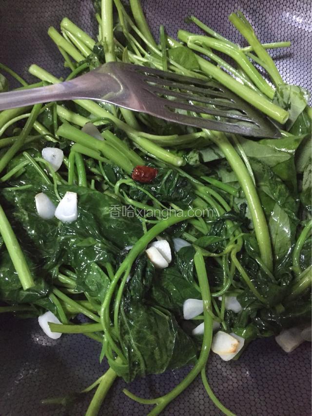 倒入空心菜快速翻炒 放入生抽 料酒 盐 鸡精 翻炒均匀 滴入香油即可出锅