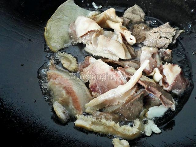 锅内油烧热，牛杂放入锅内煸炒